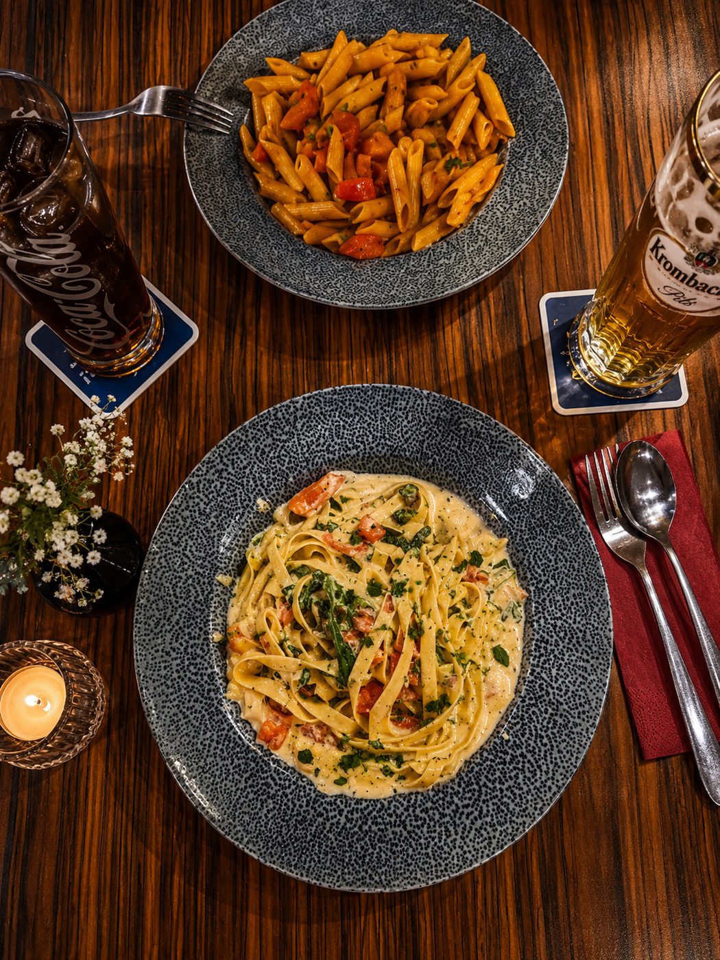 Tagliatelle in Sahnesauce und Penne all'Arrabbiata