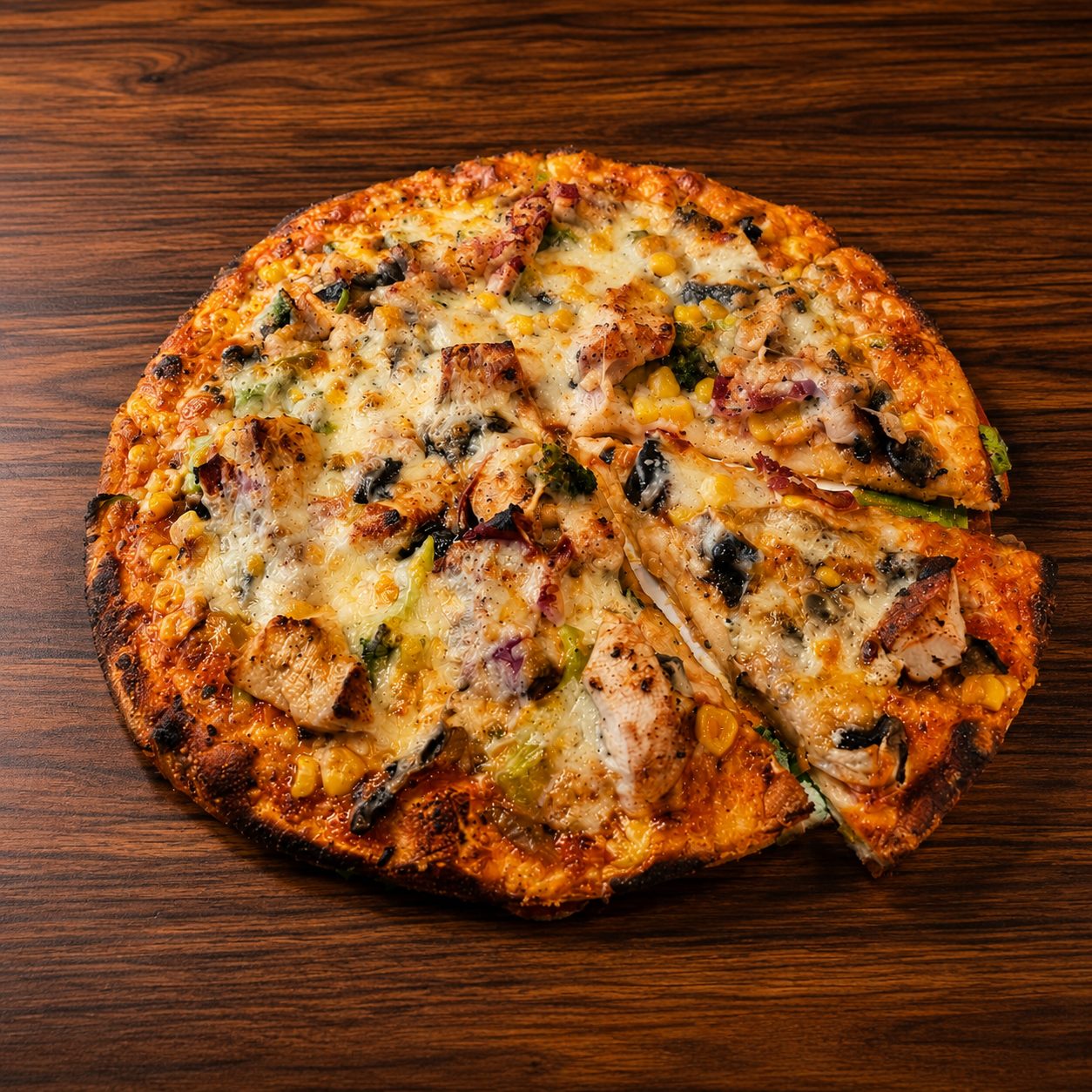 Pizza mit Hähnchen, Mais und Champignons