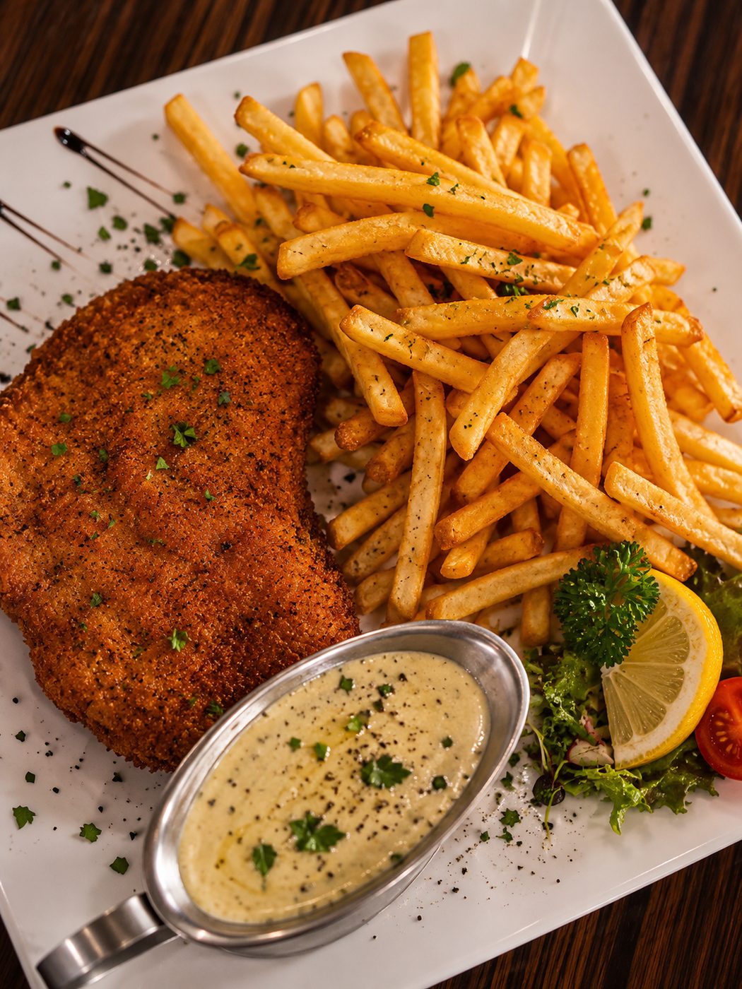 Schnitzel Wiener Art mit Pommes und Rahmsauce